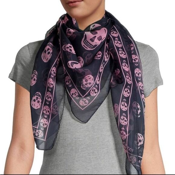Alexander McQueen skullSILK NECKERCHIEF Scarf Wrap for Women Size 104 X … - Picture 1 of 13